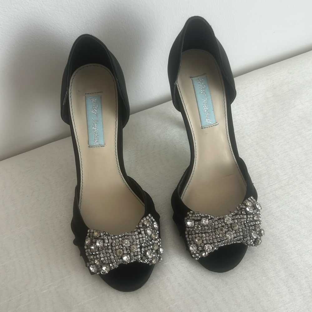 BETSEY JOHNSON Gown pumps w/rhinestones ~ Size 6 1/2 - Gently used